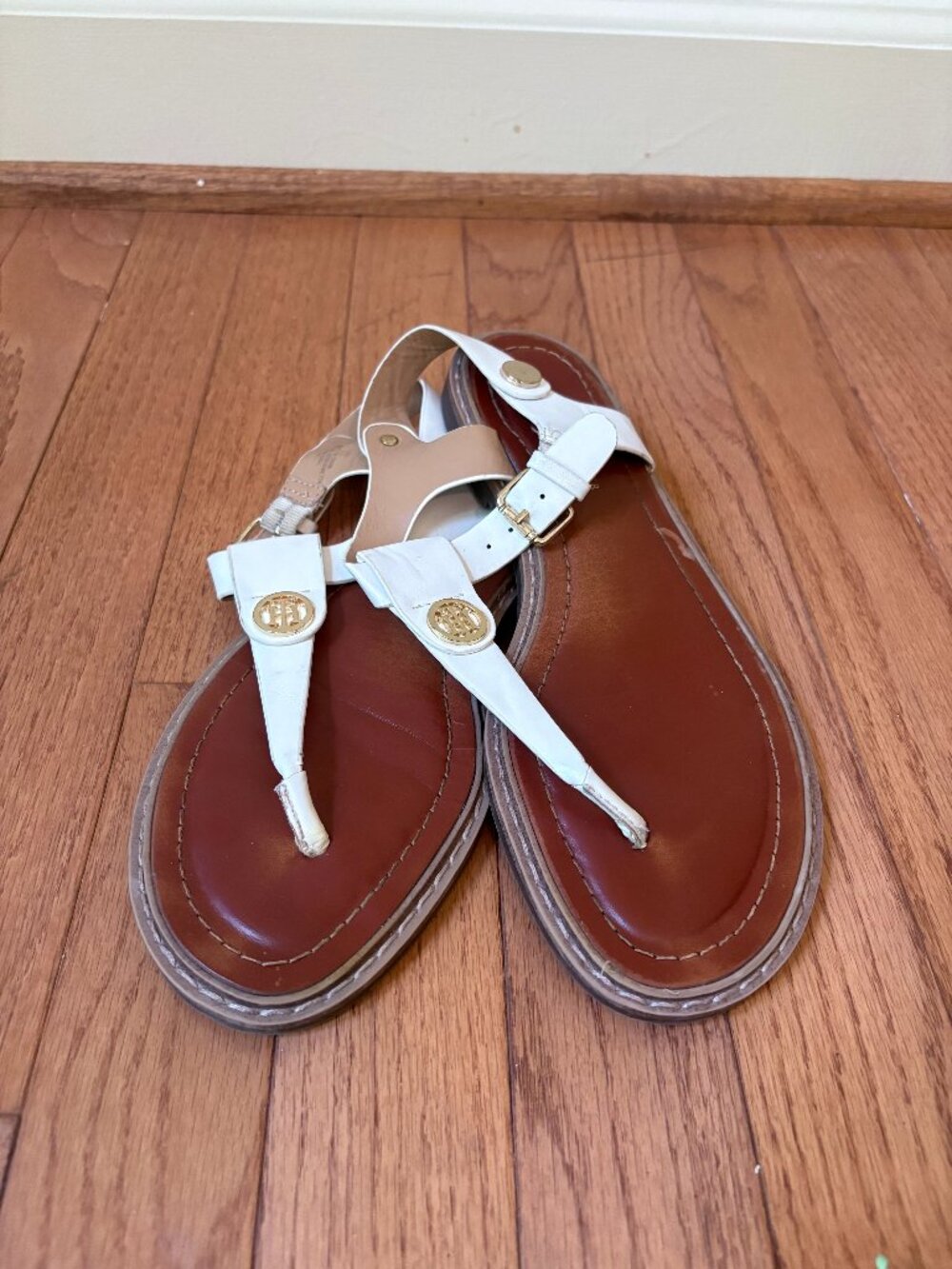 Tommy Hilfiger White Leather Gold Logo Thong Sandals Size 7.5